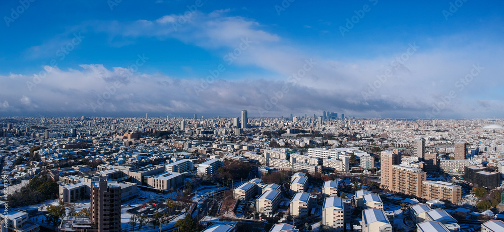 Obraz premium ドローンで空撮した積雪の名古屋の街並みのパノラマ風景