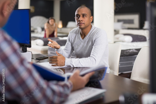 Foto Upset customer expresses dissatisfaction with furniture store manager
