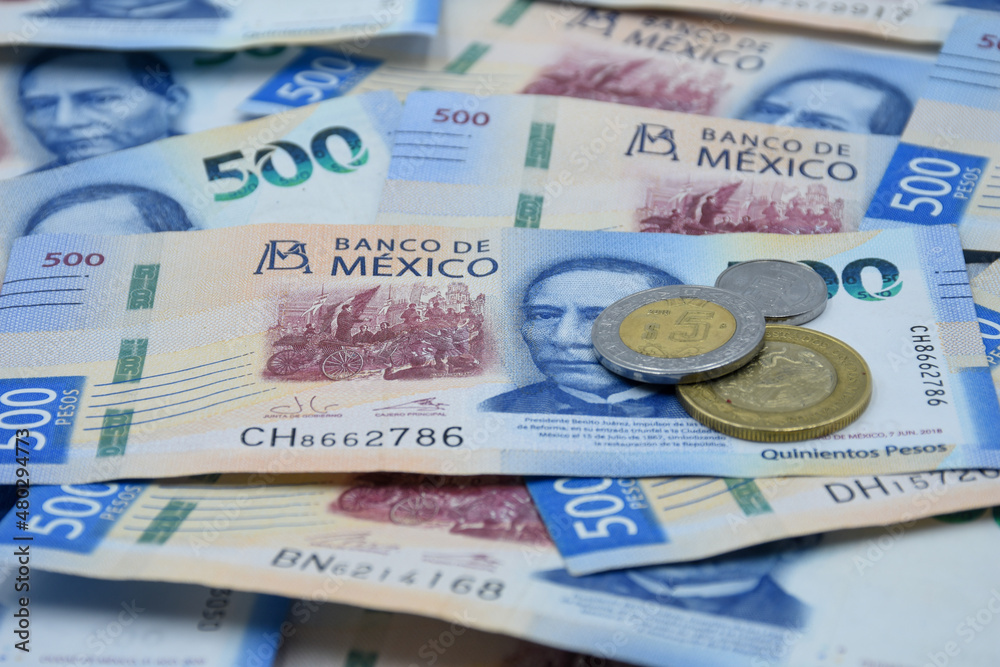Obraz premium Mexican bills and coins, mexican pesos money, coins and bank notes