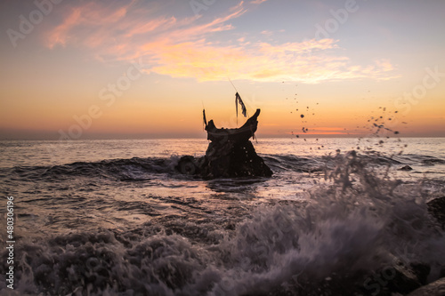 Boat Statue on the sea © Gede