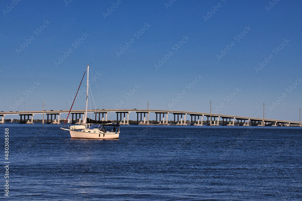 Obraz premium Enjoying a sunny winter day in Eau Gallie Florida on the waterfront