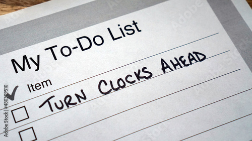 Fotografija To do list reminder to turn clocks ahead in spring at the beginning of daylight
