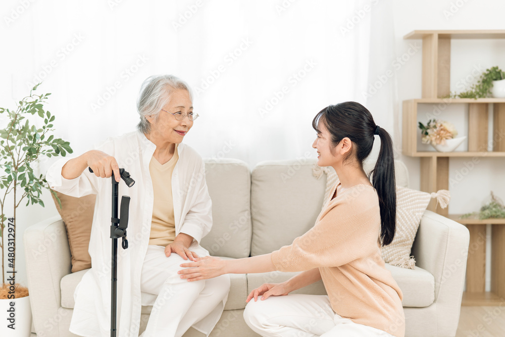高齢者の女性と若い女性(介護・笑顔)
高齢者の女性と若い女性(介護・笑顔)