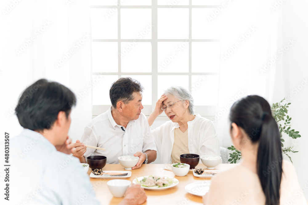 食事中に体調不良になる高齢者（困る）
