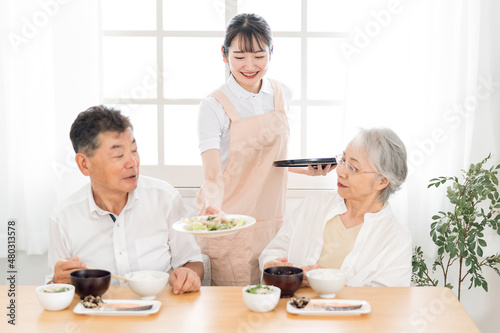 高齢者の食事を運ぶ女性（栄養士・配膳） 