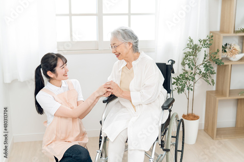 介護士と高齢者女性
 photo