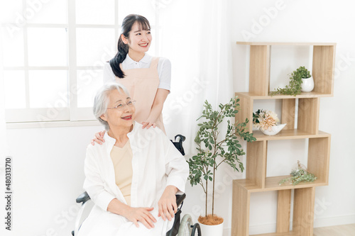 介護士と高齢者女性

