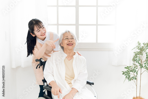 Fényképezés 介護士と高齢者女性
