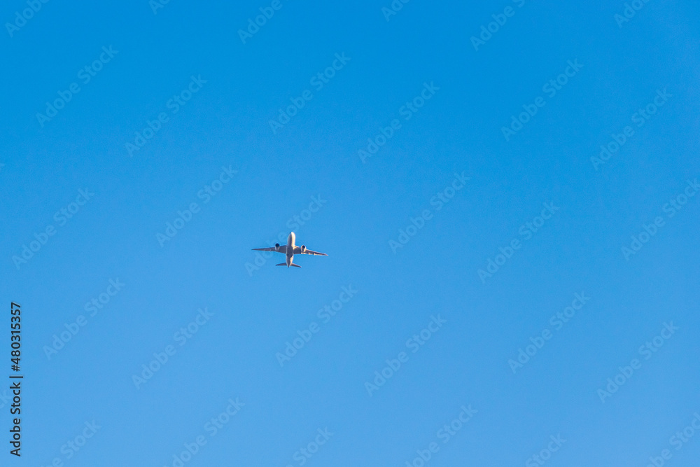 真っ青な空と白い飛行機
