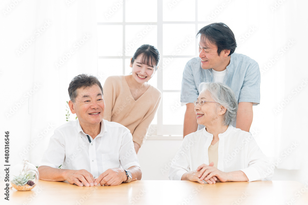 二世帯家族(話す)
二世帯家族(話す)