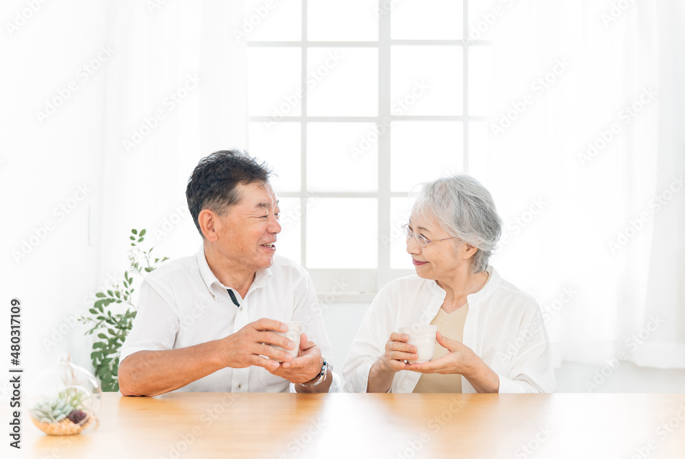 テーブルに座る高齢者夫婦(お茶)
テーブルに座る高齢者夫婦(お茶)