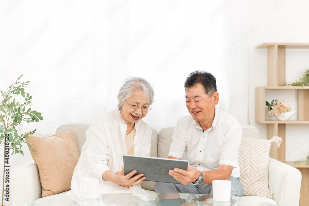 タブレットPCを見る高齢者夫婦（笑顔）
