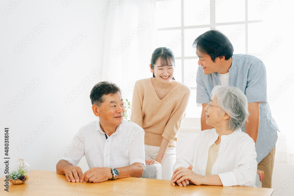 Fototapeta premium 二世帯家族(話す)