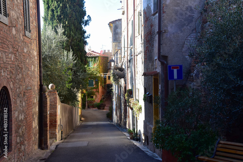 Fotografía Typical narrow street in town Lajatico in Tuscany, Italy with old facades and de