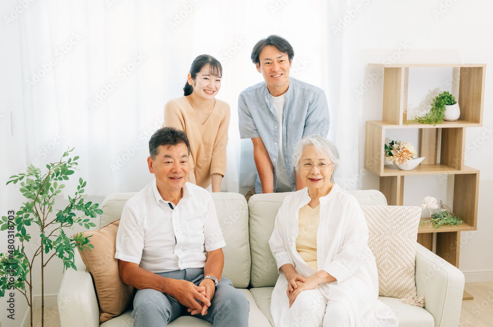 ソファに座る家族(話す)
ソファに座る家族(話す)