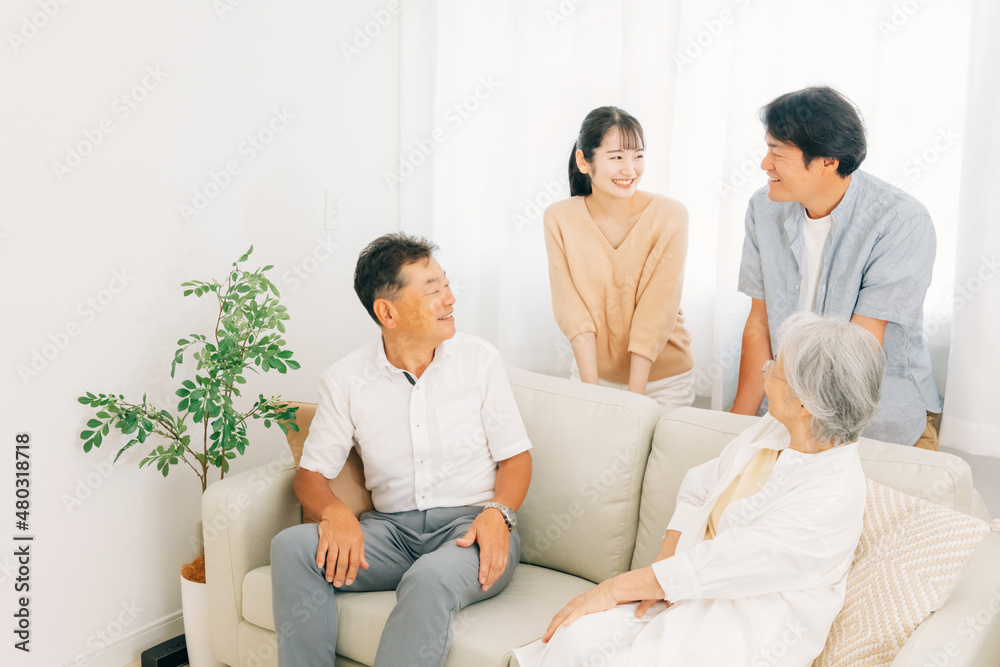 ソファに座る家族（話す）
