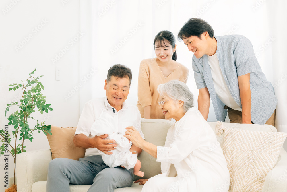 赤ちゃんを抱いた老夫婦と若い夫婦（里帰り）
