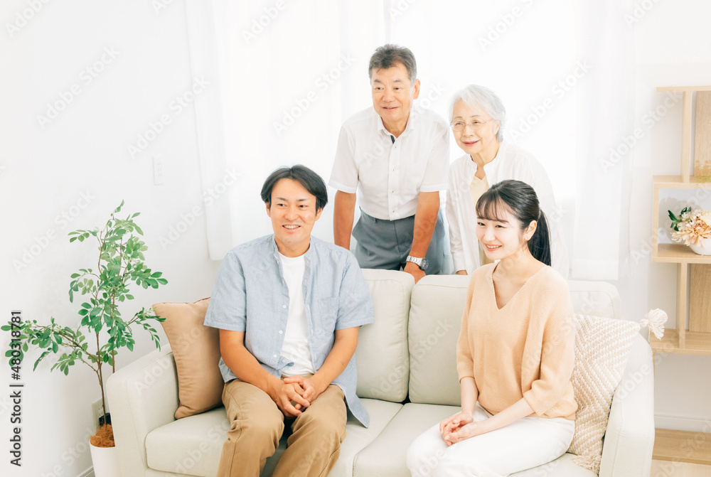 ソファに座る家族(話す)
ソファに座る家族(話す)