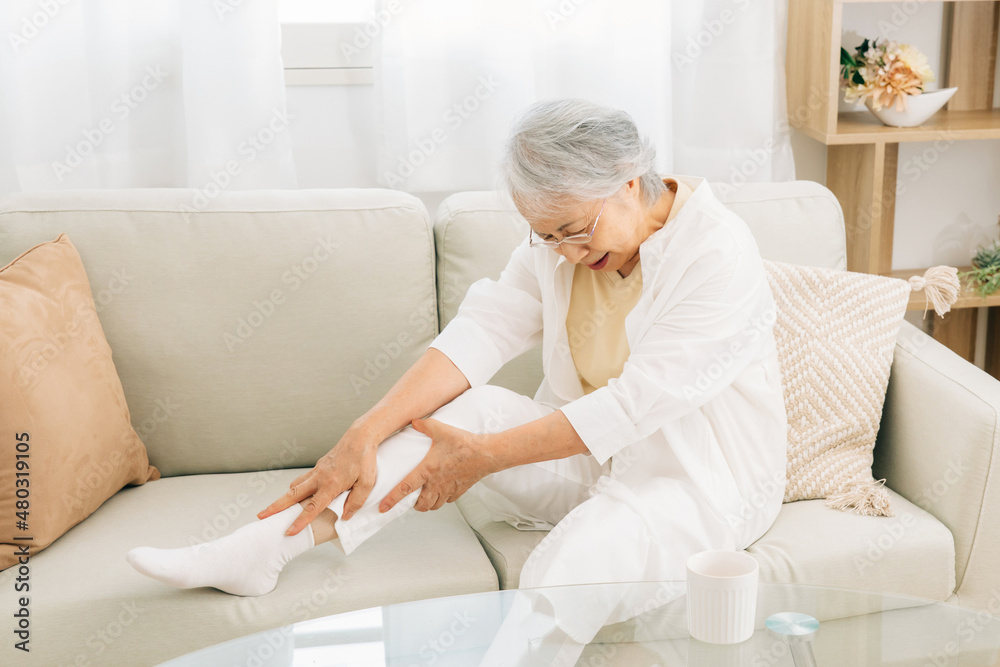 ふくらはぎを痛がる高齢者女性
