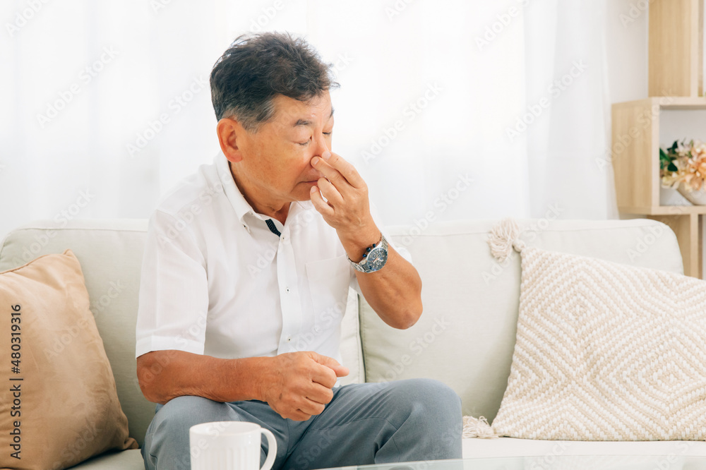 家にいる高齢者の男性（鼻炎）
