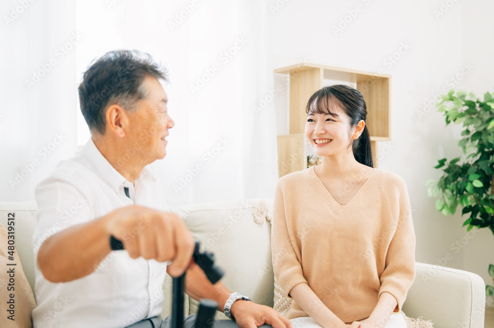 Fototapeta premium 高齢者の男性と若い女性（介護・笑顔） 