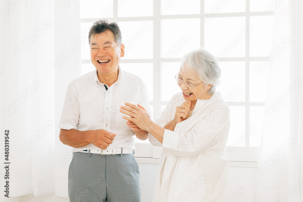 高齢者の男女（笑顔）

