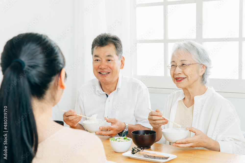 楽しい食事をする老夫婦と若い夫婦(笑顔)
楽しい食事をする老夫婦と若い夫婦(笑顔)