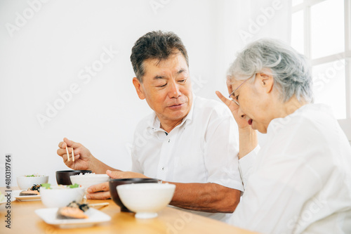食事中に体調不良になる高齢者（困る） 