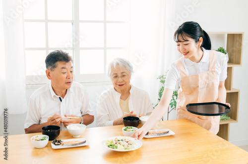 高齢者の食事を運ぶ女性（栄養士・配膳） 