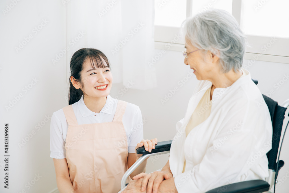 Fototapeta premium 介護士と高齢者女性 