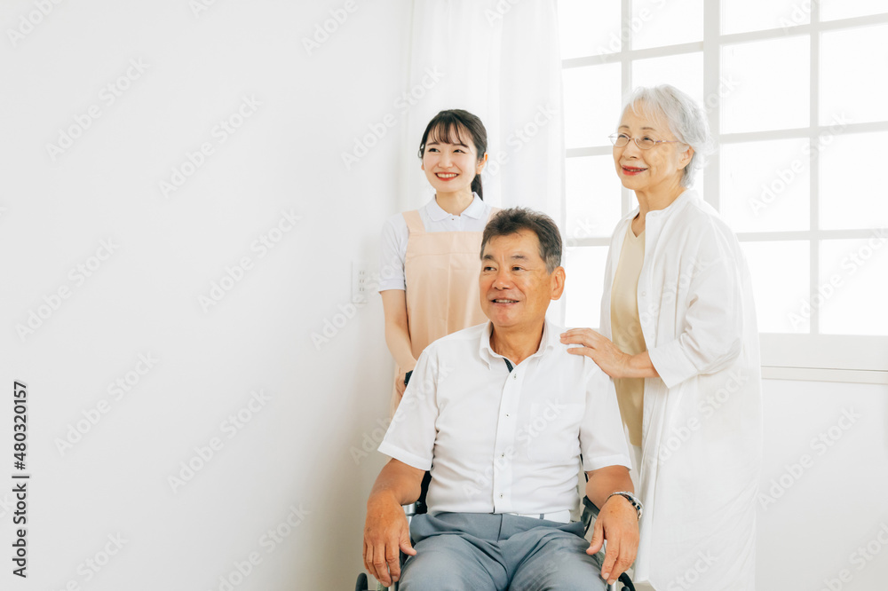 介護士と老夫婦
