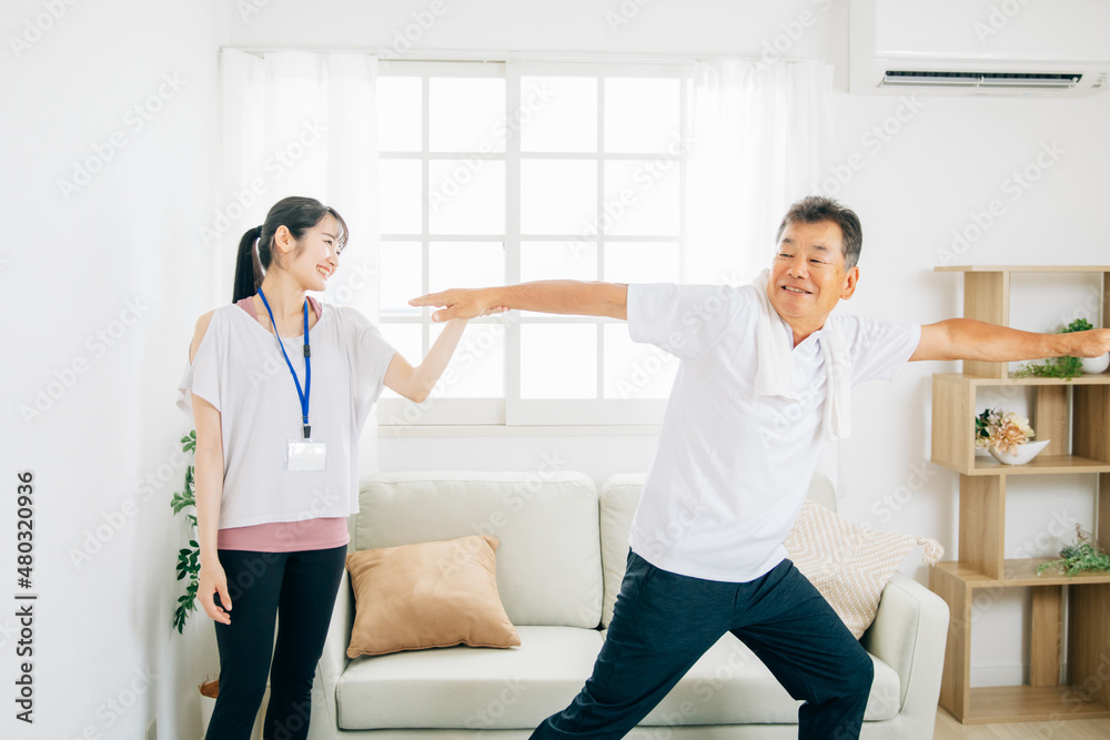 Obraz premium 体力測定をする高齢者男性と女性 