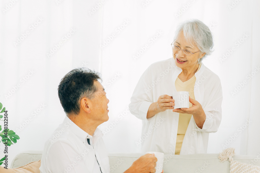 ソファに座る高齢者夫婦(お茶)
ソファに座る高齢者夫婦(お茶)