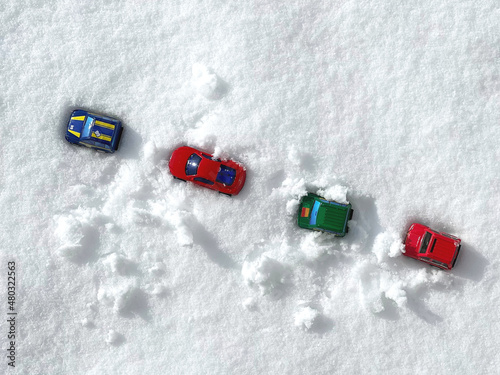 雪の上に並べて置いたミニカー4台_俯瞰 photo