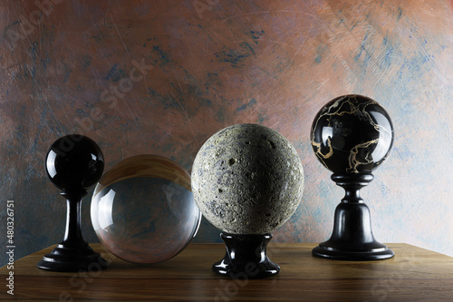 Still life con sfere realizzate in diversi materiali, isolate e fotografate in primo piano su un tavolo in legno photo