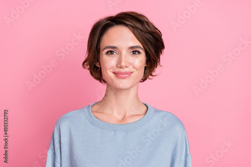 Foto Photo of nice millennial bob hairdo lady wear blue pullover isolated on pink col
