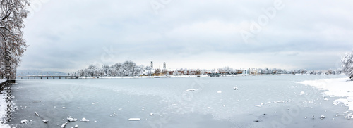 Ansicht von Lindau Bodensee im winter mit zugefrorenem Kleinen See