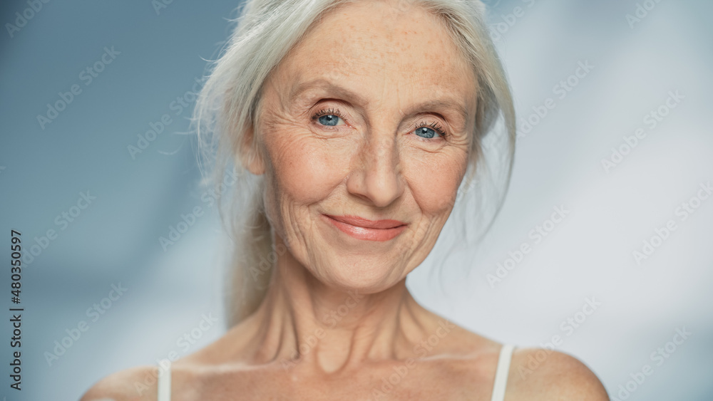 Fotografia do Stock: Close-up Portrait of Beautiful Senior Woman Looking at  Camera and Smiling Wonderfully. Gorgeous Elderly Lady with Natural Lush  Grey Hair, Blue Eyes. Beauty and Dignity of Old Age