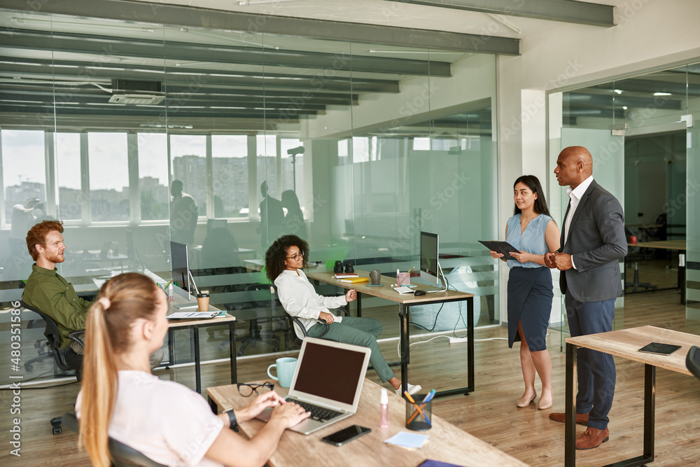 Fototapeta premium Boss listening question from employee at meeting