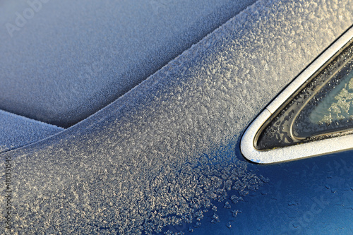 ventana congelada del coche azul cromado 4M0A9977-as22
