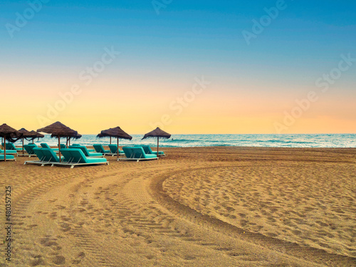 Tumbonas y parasoles de playa sin turistas © Juanmi