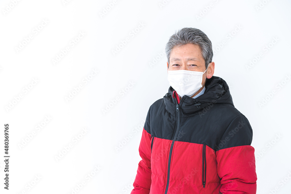 マスクをして凍える男性 マスクをして凍える男性