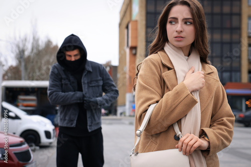 Φωτογραφία Man stalking young woman on city street