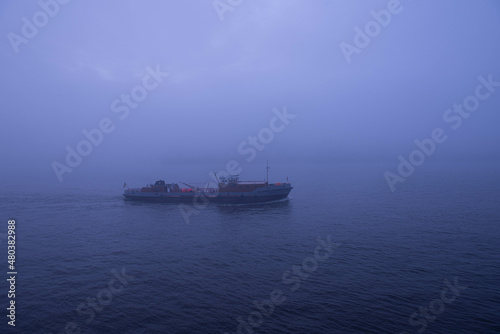 Schiff im Nebel, Elbe Hamburg