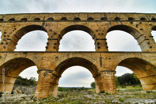 Valokuva aqueduct of segovia, photo as a background , in Pont du gard, gardon, nimes fran