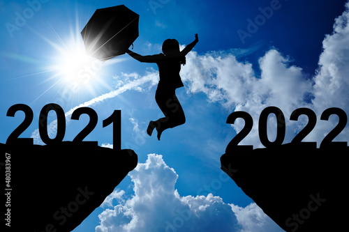 Frau springt über Felsen 2021 - 2022 photo