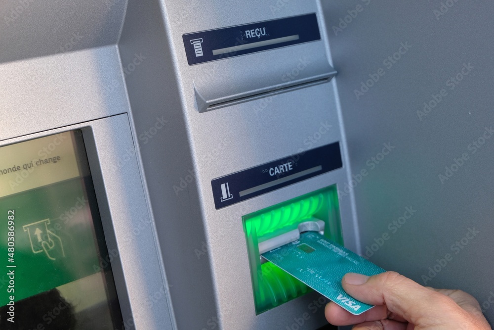 Foto de Introduire une carte bancaire dans un distributeur automatique