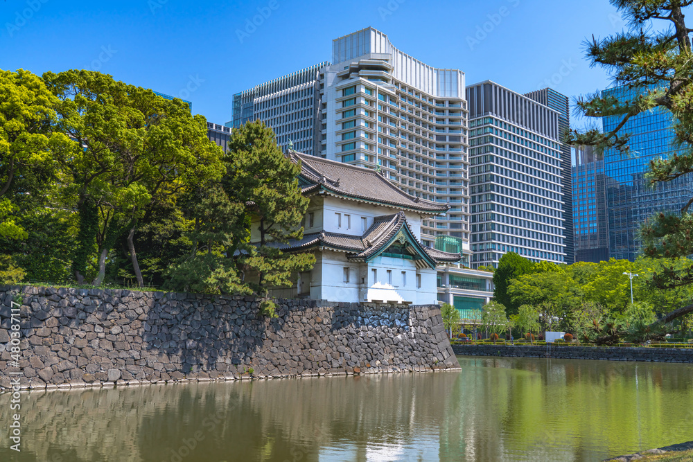 東京の都市風景 皇居外苑 江戸城 桜田巽櫓と大手町の高層ビル群
