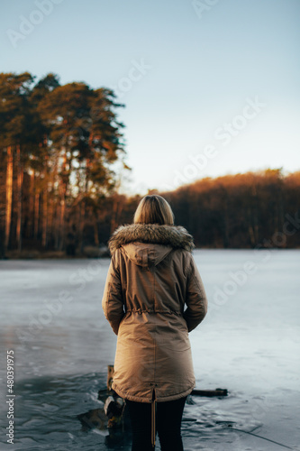 Obraz na płótnie Dziewczyna nad jeziorem, zima