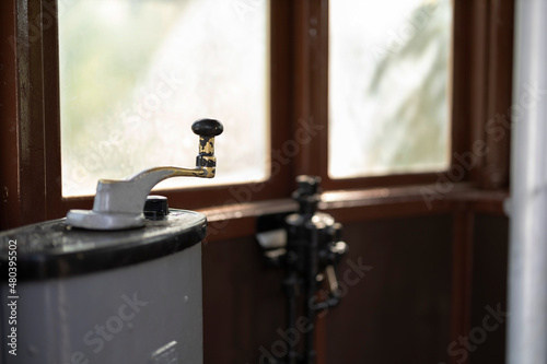 飛鳥山公園　黄色電車内のハンドル　(都電荒川線の旧車両)